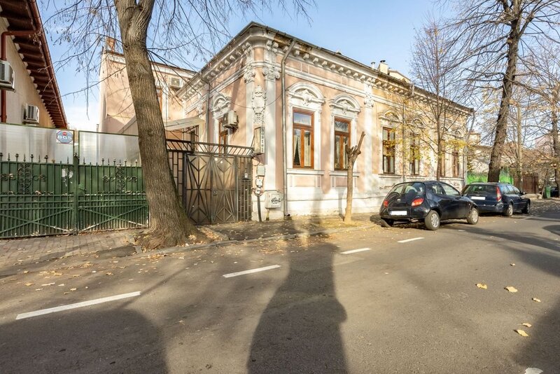 Vila interbelica eleganta si investitie in inima Capitalei.