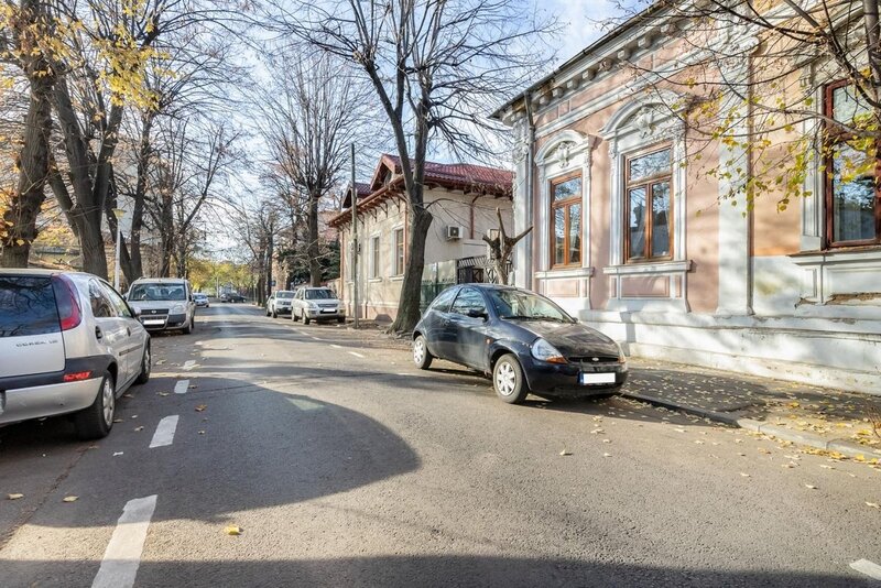 Vila interbelica eleganta si investitie in inima Capitalei.